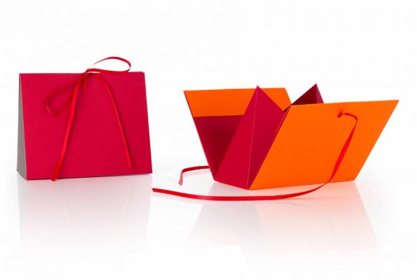 interaktive Printmedien, Interaktive Printwerbung, Interaktive Druckerzeugnisse, Kreative Printwerbung, Kreative Druckerzeugnisse, Kreative Flyer, 3D Flyer, Flyer mit Effekten, Interaktive Flyer, Effektkarten, Kreative Effektkarten, Kreative Karten, Popup Karten, Funktionskarten, Springwürfel, Hüpfwürfel, Spring Objekt aus Papier, Springquader aus papier, Direktmarketingtools aus papier, Marketingtools aus papier, Effektvolle Papierwerbung, Printwerbung mit Effekten, Vierseitige Lamellenkarte, Karten mit Lamellen, Lamellenkarte, Bildwechselkarte, Kreative Karten für direktmarketing, Kreative Karten aus papier, Kreatives direktmarketing, Endlosfaltkarte, InfinityCard, Infinity Karte, Schiebekarten mit stopperfunktion, Ausschubkarten, Ziehkarten, Karten mit Schuberfunktion, Karten mit ziehfunktion, Karten mit Schiebeeffekt, Schiebekarten, Zieheffekt in Karte, Teleskopkarte, Kreative Teleskopkarte, Doppelschieber, Kreativer Doppelschieber, Interaktiver Doppelschieber