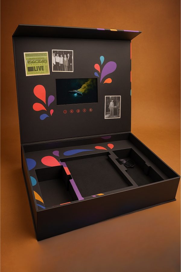 kreative Verpackung mit einem Videomonitor - company anniversary in style